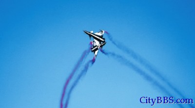 中国空军歼-10表演机首次在泰国升空表演