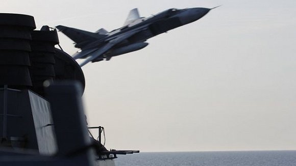 一架苏-24战机超低空从库克号上方飞过
