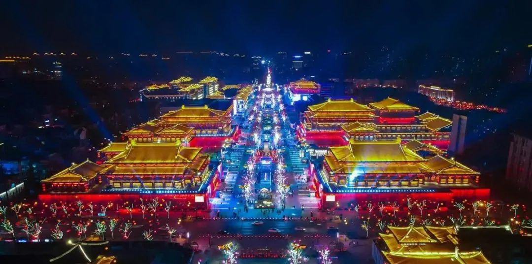 西安的夜景以盛唐文化为背景，唐风元素为主线，璀璨的灯光再搭配各种音乐、歌舞及水秀表演，让你有种穿越到 ...