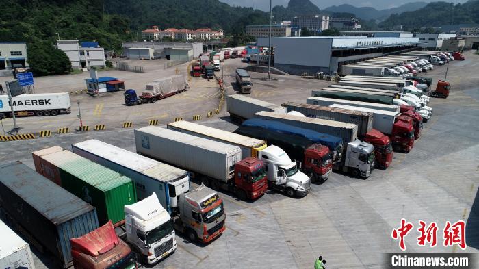 满载进口水果的跨境车辆在友谊关口岸排队等待检查