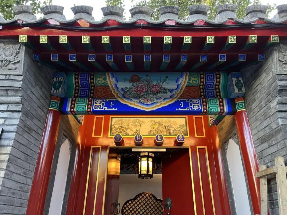 北京市东城区一处四合院，红色大门内别有洞天