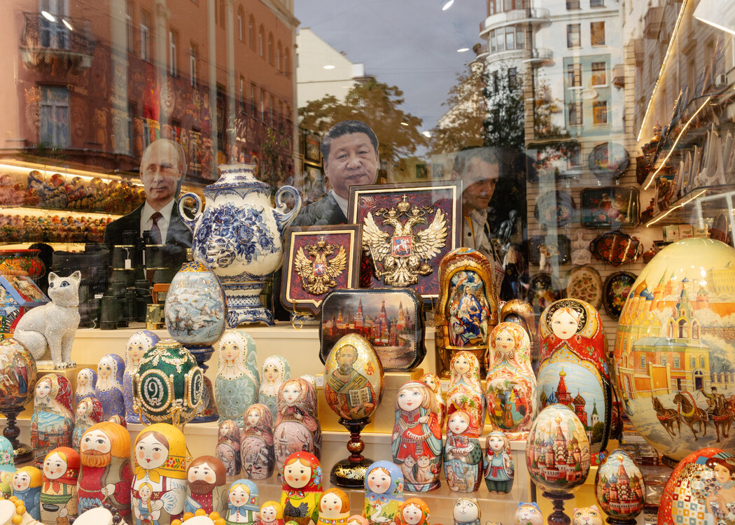 莫斯科的一家旅游纪念品商店，摆放着俄罗斯总统普京（左）和中国最高领导人习近平的 ...